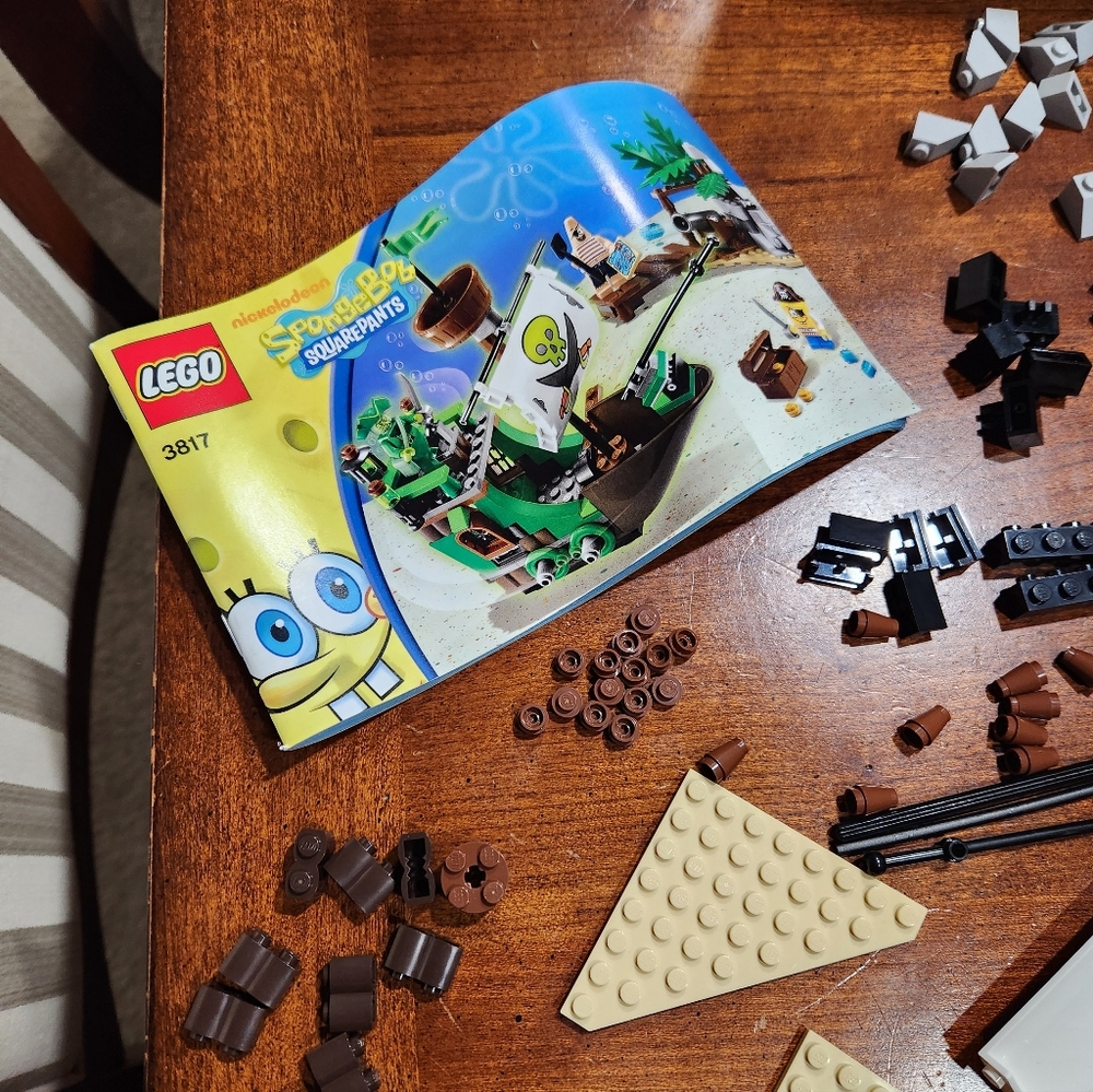 LEGO SpongeBob SquarePants Pirate Adventure Set - Green and Brown Open. Complete - Picture 5 of 8